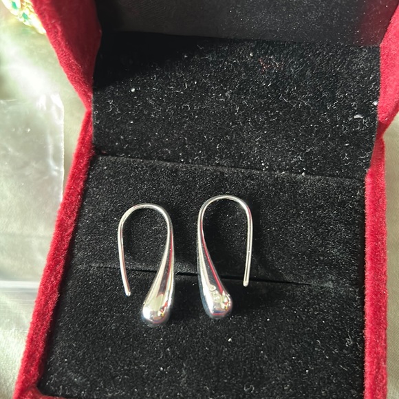 Jewelry - Lovely Pair Of 925 Silver Earrings